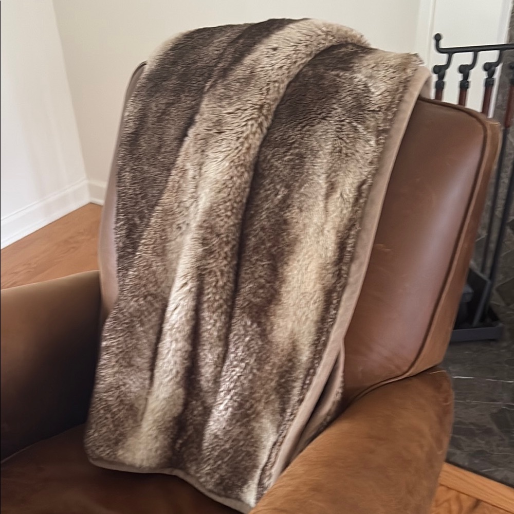 POTTERY BARN THROW - Luxurious Faux Fur Throw Blanket - Brown